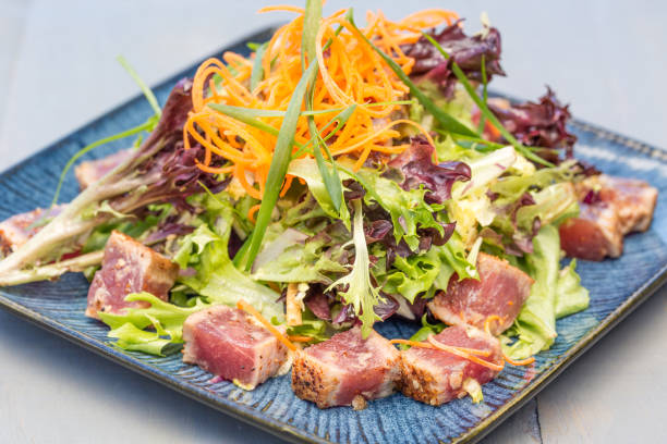 seared ahi salada - prepared ahi tuna seared portion - fotografias e filmes do acervo