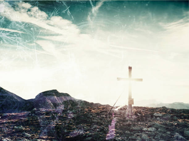 effet de grain de film.   priant drapeaux flottant au vent sur le sommet de la croix. crucifix en bois - god landscape majestic cross photos et images de collection