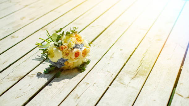 bouquet di rose bianche su vecchie tavole di legno bianco, sfondo soft focus. bagliore solare sullo sfondo. sfondo per il testo - london marathon foto e immagini stock
