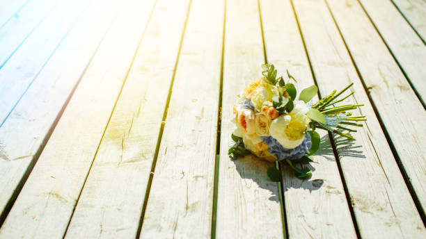 bouquet di rose bianche su vecchie tavole di legno bianco, sfondo soft focus. bagliore solare sullo sfondo. sfondo per il testo - london marathon foto e immagini stock