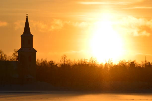 iglesia sol de invierno - norrland fotografías e imágenes de stock