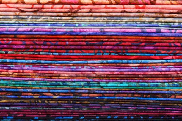 pila de telas coloridas del batik como imagen de fondo animada - patch textile stack heap fotografías e imágenes de stock