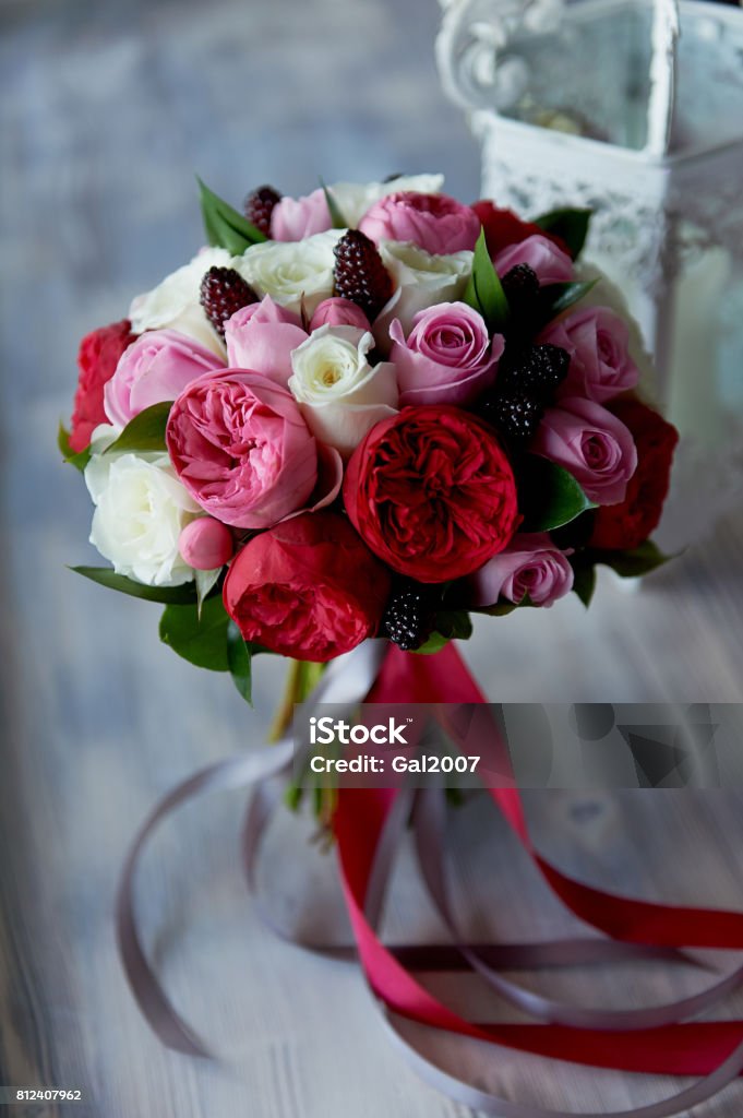 Foto de Bouquet De Noiva De Casamento Em Vermelho Rosa Branco As Flores Do Casamento  Casamento Itens E Acessórios e mais fotos de stock de Amor - iStock
