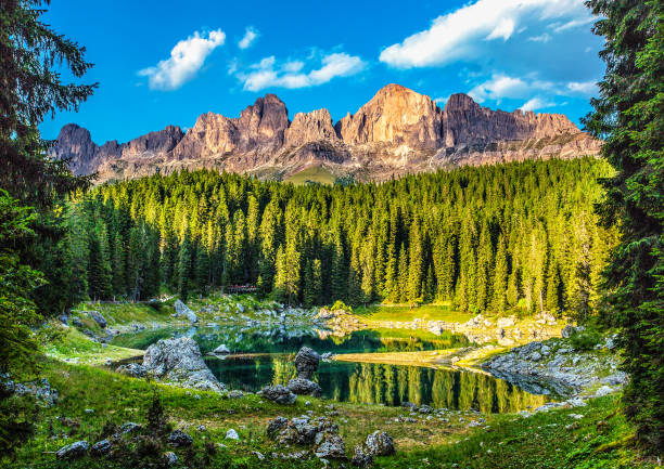 karersee (lago di carezza), é um lago no sul de tirol, itália dolomitas. - latemar mountain range - fotografias e filmes do acervo