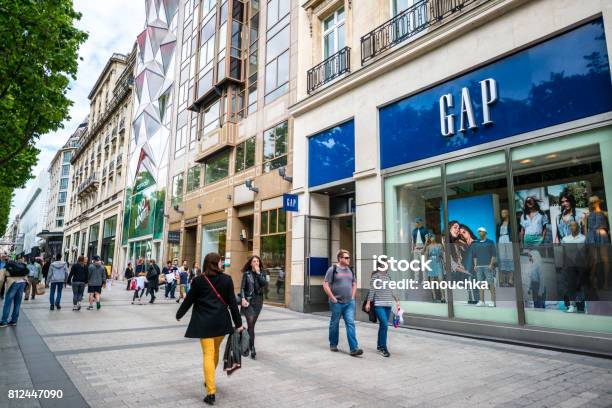 Lückespeicher Auf Avenue Des Champselysées Paris Frankreich Stockfoto und mehr Bilder von Einzelhandel - Konsum