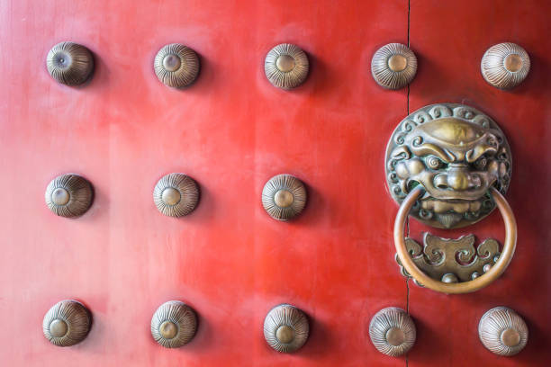manija de cobre amarillo de guardián de puerta tradicional de madera roja de chinatown - asian culture traditional culture chinese culture antiquities fotografías e imágenes de stock
