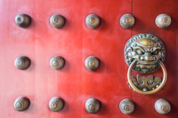 punho de bronze chinatown tradicional porta de madeira vermelha da guarda - asian culture traditional culture chinese culture antiquities - fotografias e filmes do acervo