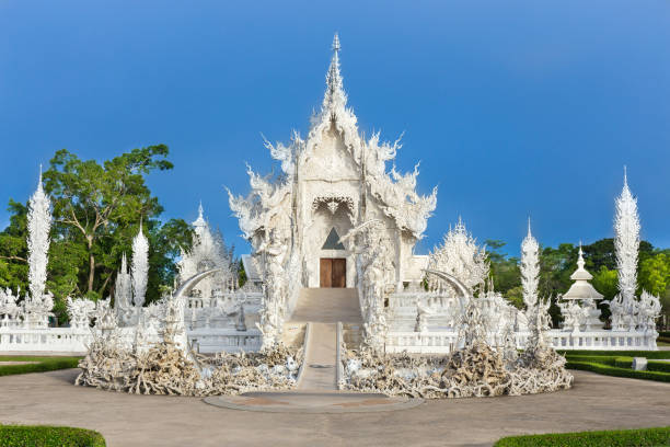 tempio bianco astratto wat rong khun nella provincia di chiang rai, thailandia settentrionale - foggia province foto e immagini stock