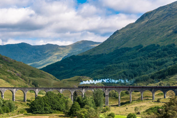 il treno giacobita sul viadotto di glenfinnan - glenfinnan foto e immagini stock