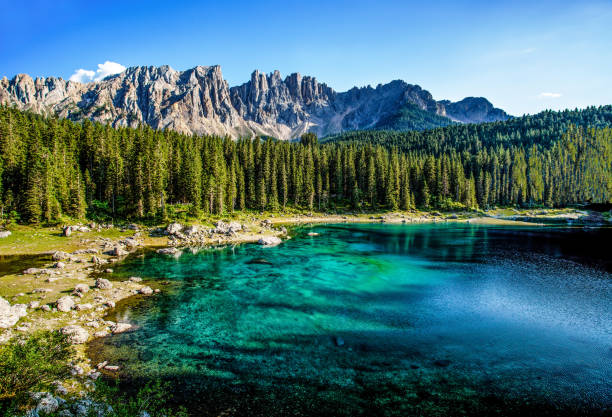 karersee (lago di carezza), est un lac dans les dolomites au tyrol du sud, italy.in le fond de la chaîne de montagnes du groupe latemar, dolomites - latemar mountain range photos et images de collection