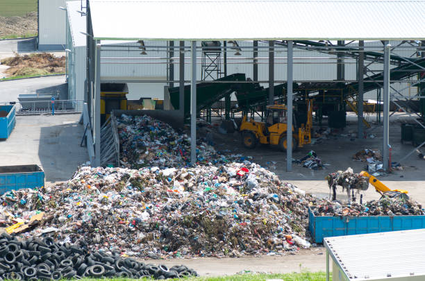 voirie urbaine. dépôt d’usine de traitement des déchets. - tire recycling recycling symbol transportation photos et images de collection