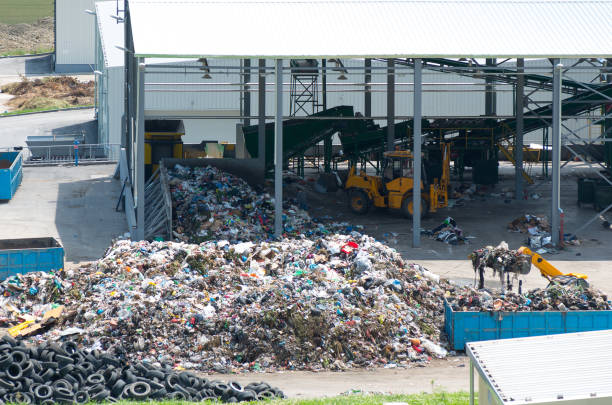 discarica urbana. deposito impianti di trattamento dei rifiuti. - tire recycling recycling symbol transportation foto e immagini stock