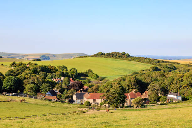 un pueblo de sussex - south downs fotografías e imágenes de stock