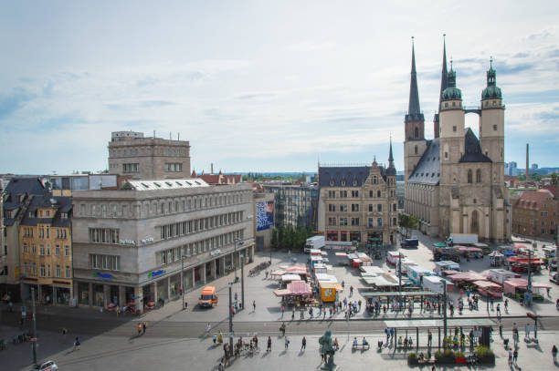 idylliczny rynek miejski niemieckiego miasta halle, niemcy - famous place germany town summer zdjęcia i obrazy z banku zdjęć