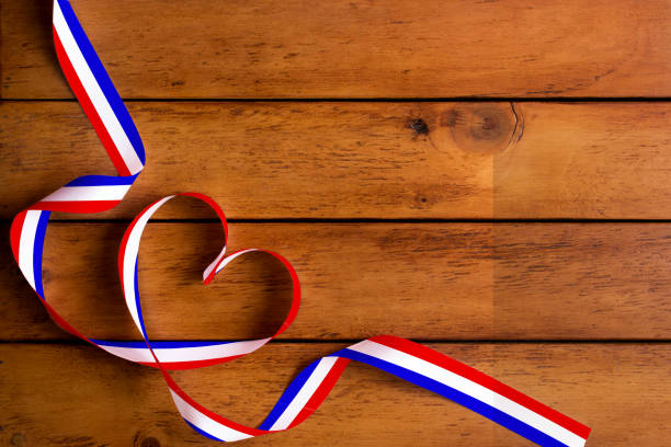 el patrón de bandera de francia y la cinta en forma de corazón en madera mesa/bastilla - eastern usa national holiday annual event celebration event fotografías e imágenes de stock