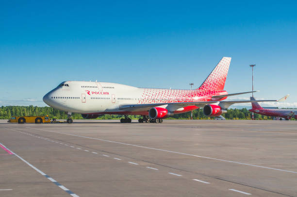 boeing 747 rossiya airlines, aeroporto pulkovo, russia san pietroburgo giugno 2017 - window cockpit boeing 747 commercial airplane foto e immagini stock