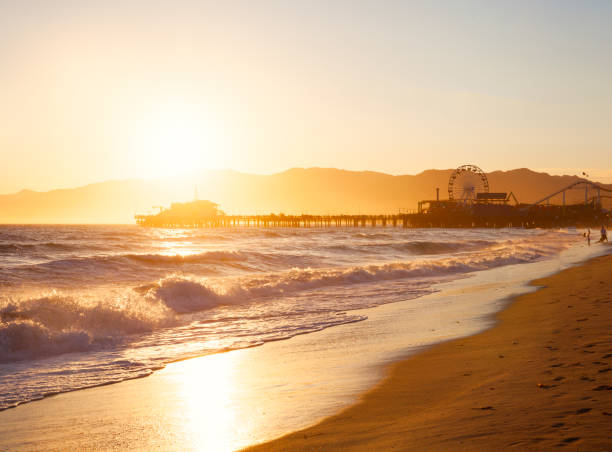 santa monica beach at sunset - santa monica beach beach california wave imagens e fotografias de stock