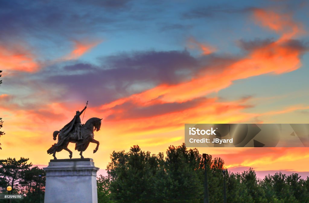 St. Louis Statue in Forest Park, St. Louis, Missouri The moon over the Apotheosis of St. Louis statue of King Louis IX of France, namesake of St. Louis, Missouri in Forest Park, St. Louis, Missouri. St. Louis - Missouri Stock Photo