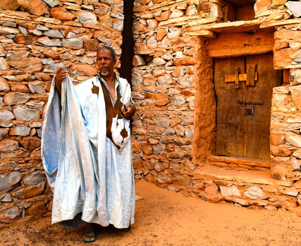 portret van mauritaanse man in klederdracht boubou of derraa, chinguetti, mauritanië - boubou stockfoto's en -beelden