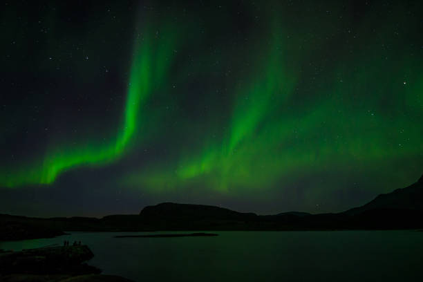 夜の湖の上のオーロラ - star shape sky star aurora borealis ストックフォトと画像