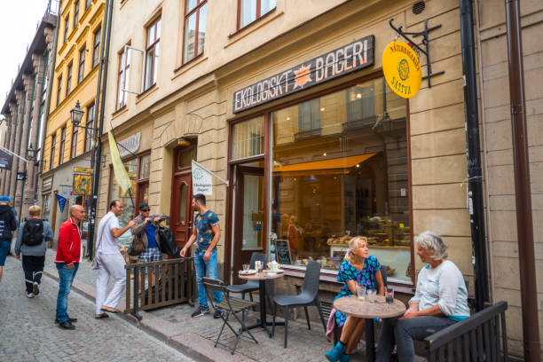 ludzie jedzący na świeżym powietrzu w kawiarni w sztokholmie, szwecja - sidewalk cafe cafe stockholm sweden zdjęcia i obrazy z banku zdjęć