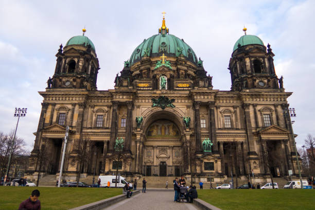 cathédrale de berlin en hiver, berlin - church saint peter alexander horizontal photos et images de collection