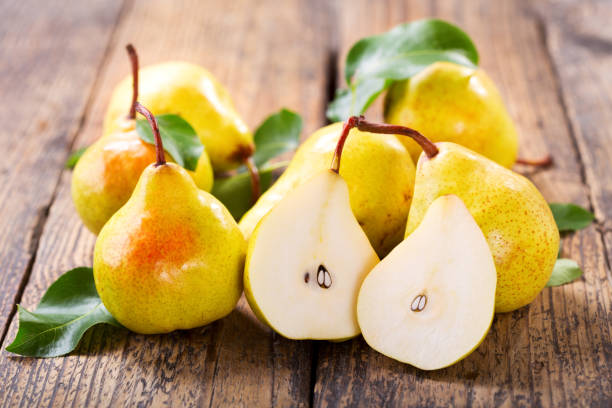 fresh pears with leaves fresh pears with leaves on wooden table orchard photos stock pictures, royalty-free photos & images