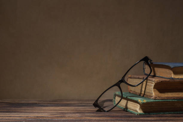 libros antiguos con gafas en la mesa - open book teaching table fotografías e imágenes de stock