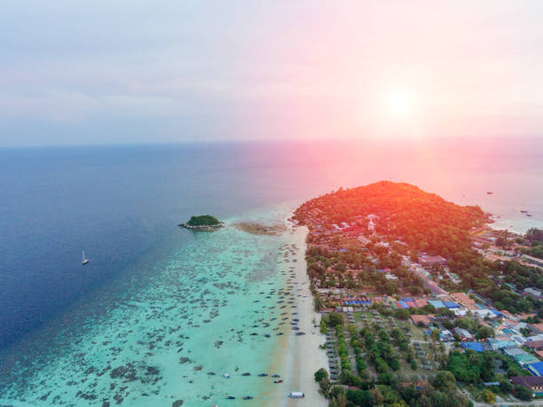 美しい海とビーチのロングテール ボートのグループを空撮。 - サトゥーン県 ストックフォトと画像