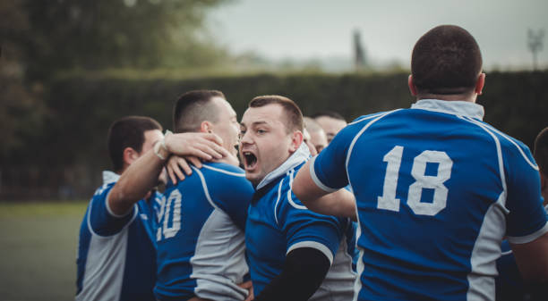 feiern spiel zu gewinnen - rugby scrum sport effort stock-fotos und bilder