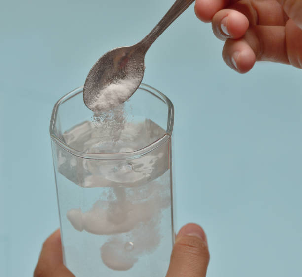 bicarbonato de sódio em um copo - ground soda baking soda white - fotografias e filmes do acervo