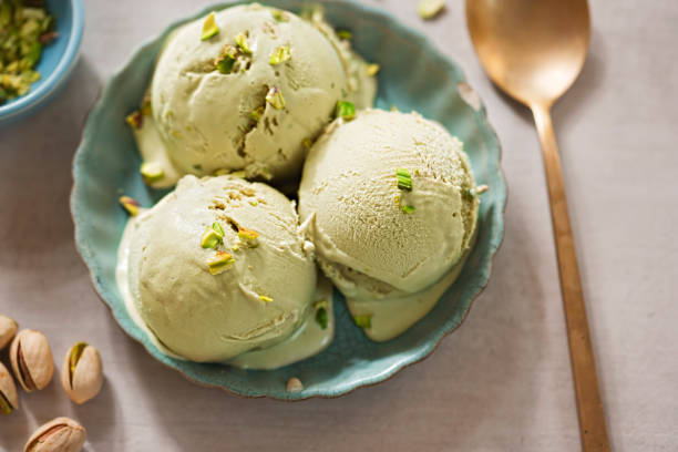 lody pistacjowe na niebieskim talerzu - scoop ice cream frozen cold zdjęcia i obrazy z banku zdjęć