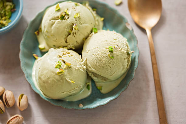 pistachio ice creams on blue plate - gelato imagens e fotografias de stock