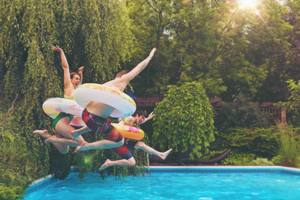 przyjaciele podczas letniego dnia - floating on water women swimming pool water zdjęcia i obrazy z banku zdjęć