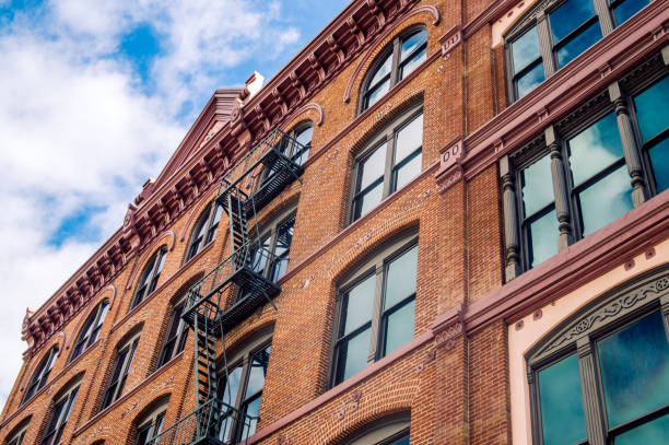 architektur der altstadt in los angeles. alte fenster und feuerleiter - brick wall old window brick stock-fotos und bilder