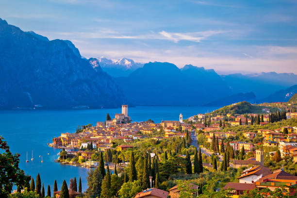 città di malcesine sulla vista sullo skyline del lago di garda, veneto - veneto foto e immagini stock