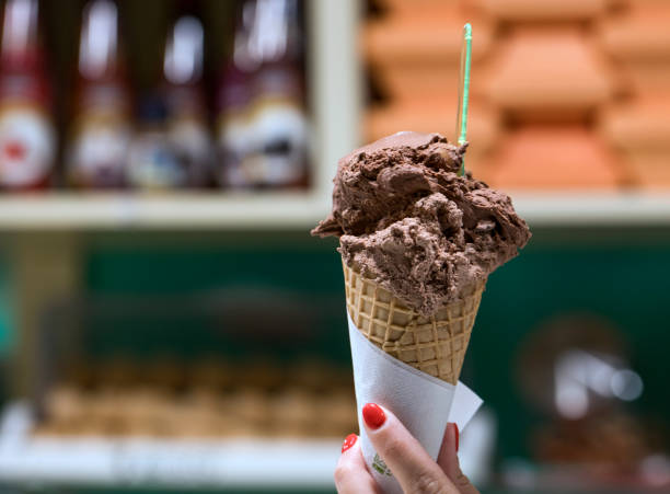 chocolat crème glacée gelato en cône de la gaufre - gelato photos et images de collection