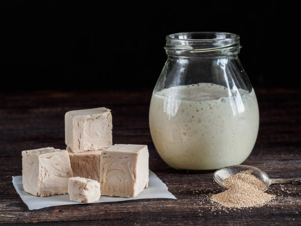 świeże drożdże prasowane, suche drożdże instant i aktywny przystawka na zakwasie pszenicy na drewnianym stole - unleavened bread zdjęcia i obrazy z banku zdjęć