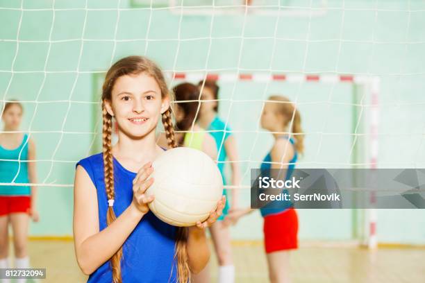 Photo libre de droit de Teen Fille Avec Ballon De Volleyball En Salle De Sport banque d'images et plus d'images libres de droit de Volley-ball