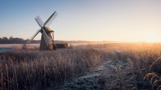 herringfleet の風車 - suffolk east anglia rural scene non urban scene ストックフォトと画像