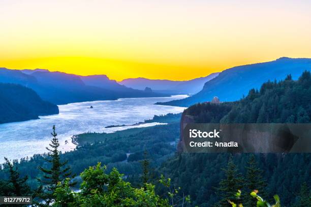 Photo libre de droit de Aube De Matin Audessus De La Gorge Du Columbia Oregon banque d'images et plus d'images libres de droit de 2017