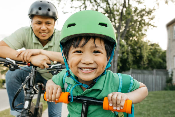 padre e hijo en bicicleta - father son ethnic child fotografías e imágenes de stock