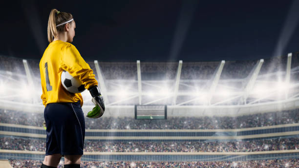 kobieta bramkarz stoi z piłką przed zatłoczonym stadionem w nocy - soccer soccer player stadium soccer ball zdjęcia i obrazy z banku zdjęć