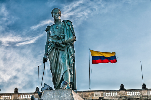 Estatua de Simón Bolívar y la bandera colombiana photo