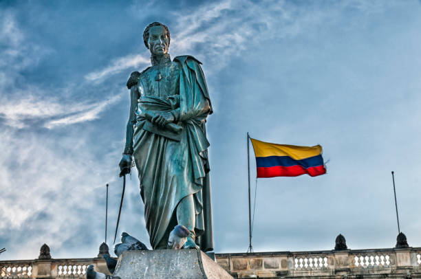 simon bolivar statue and colombian flag - praça dos herois imagens e fotografias de stock