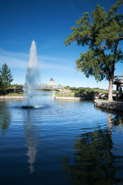 wascana centre park regina saskatchewan canada - saskatchewan regina parliament building wascana lake foto e immagini stock