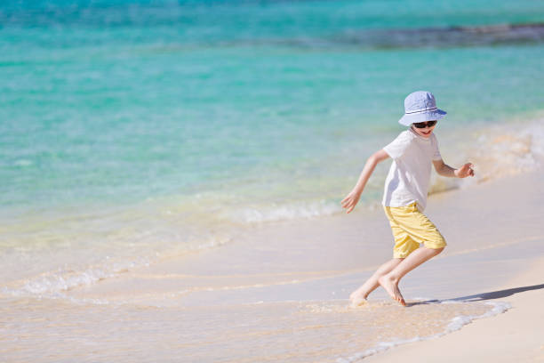 kid sur la plage - us supreme court photos photos et images de collection