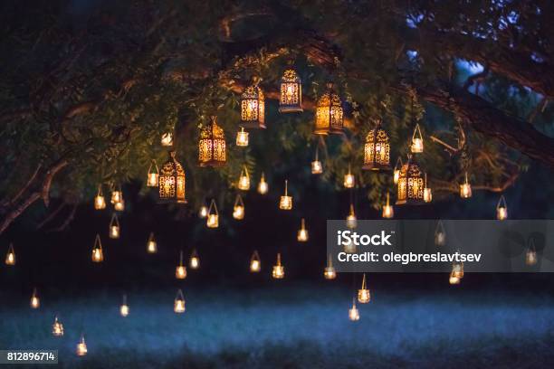 Ceremonia De Boda De Noche Con Un Montón De Lámparas Vintage Y Velas En El Árbol Grande Foto de stock y más banco de imágenes de Equipo de iluminación