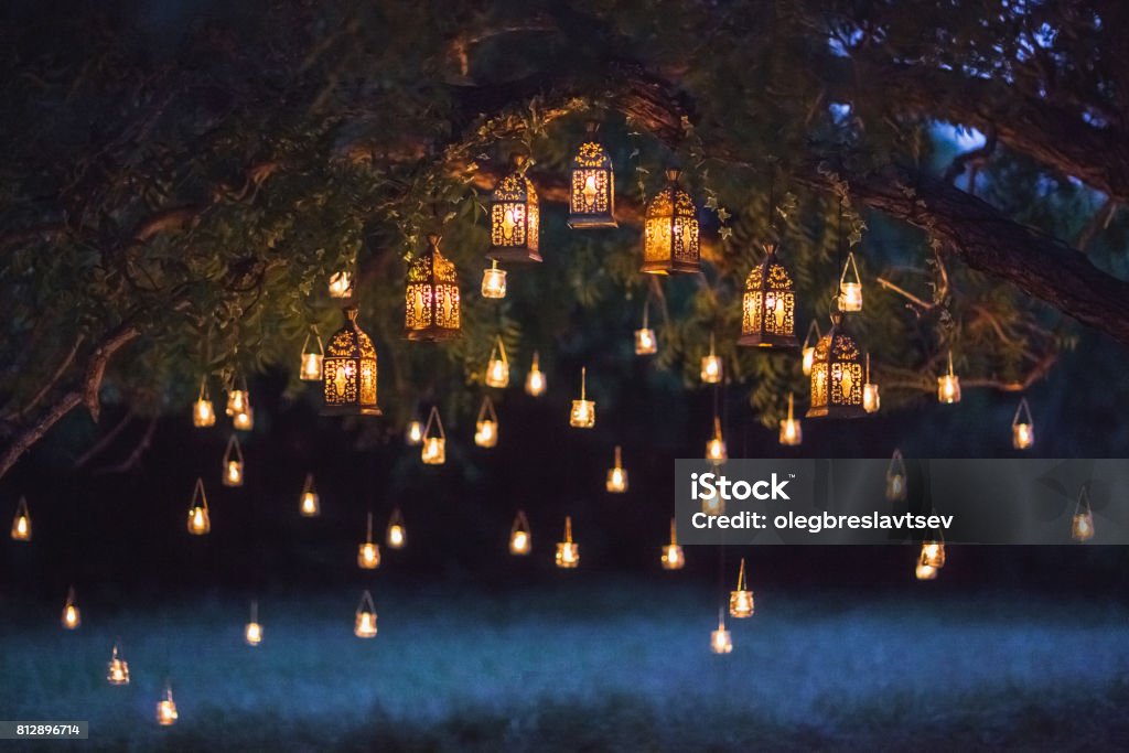 Cérémonie de mariage de nuit avec beaucoup de lampes vintage et des bougies sur le grand arbre - Photo de Équipement d'éclairage libre de droits