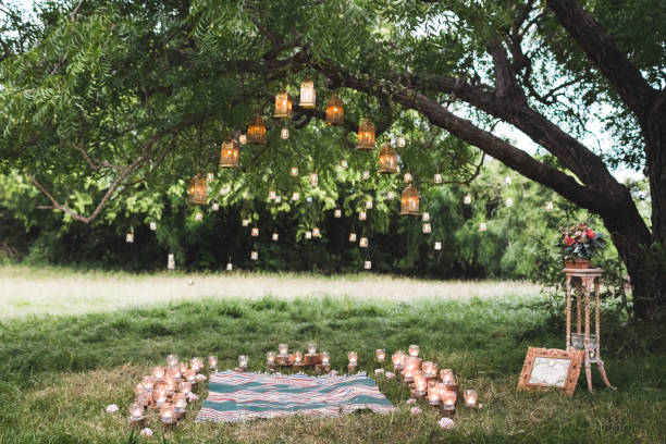 敷物とビンテージ ランプ、大きな木の上のろうそくの多くの結婚式の夜。素朴なスタイル - deciduous tree flash ストックフォトと画像